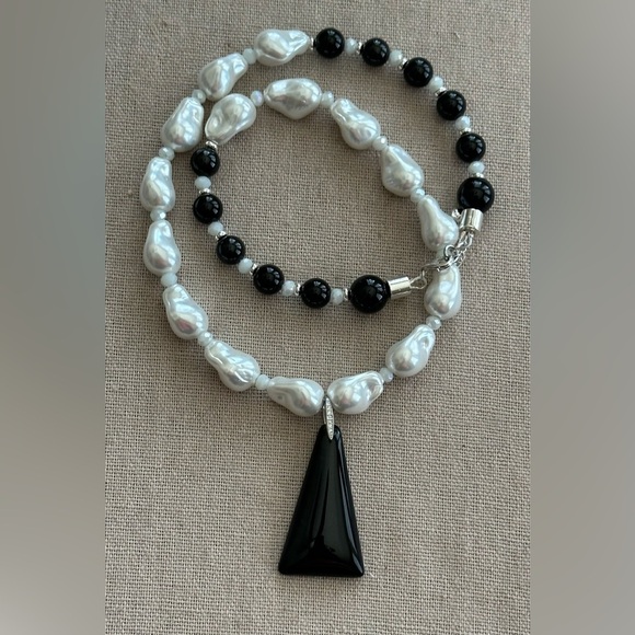 20-1/2 inch White Shell Pearl Baroque bead Necklace NWOT - Picture 3 of 10